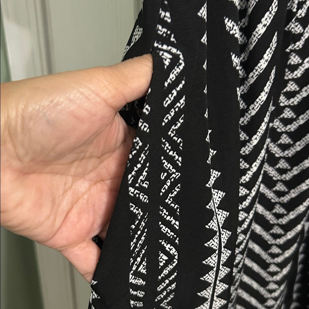 Bloomchic Elegant Black and White Patterned 👗 - Picture 11 of 12
